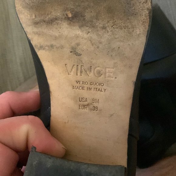 Vince Vero Cuoio Beautiful black leather,  leather bottom ankle  bootie size 9m - Picture 2 of 4